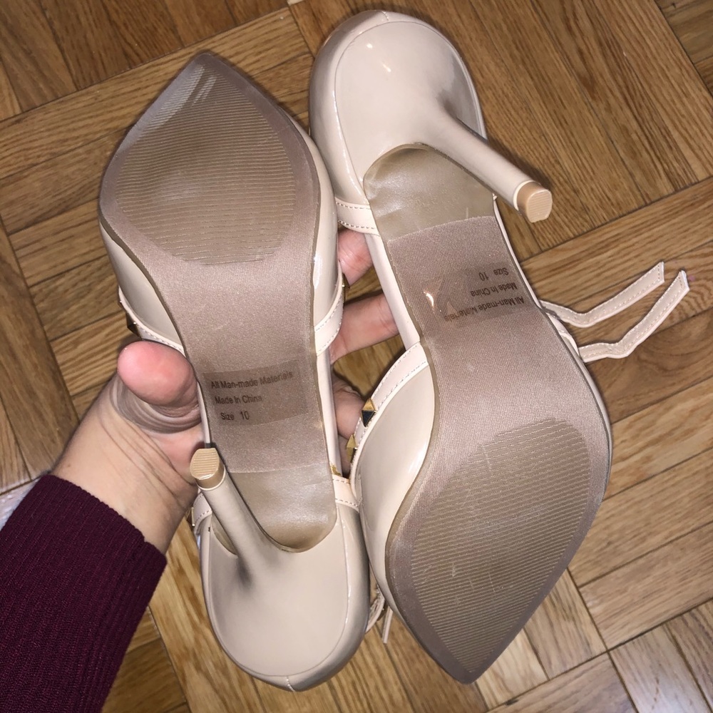 Rockstud nude pump with gold studs